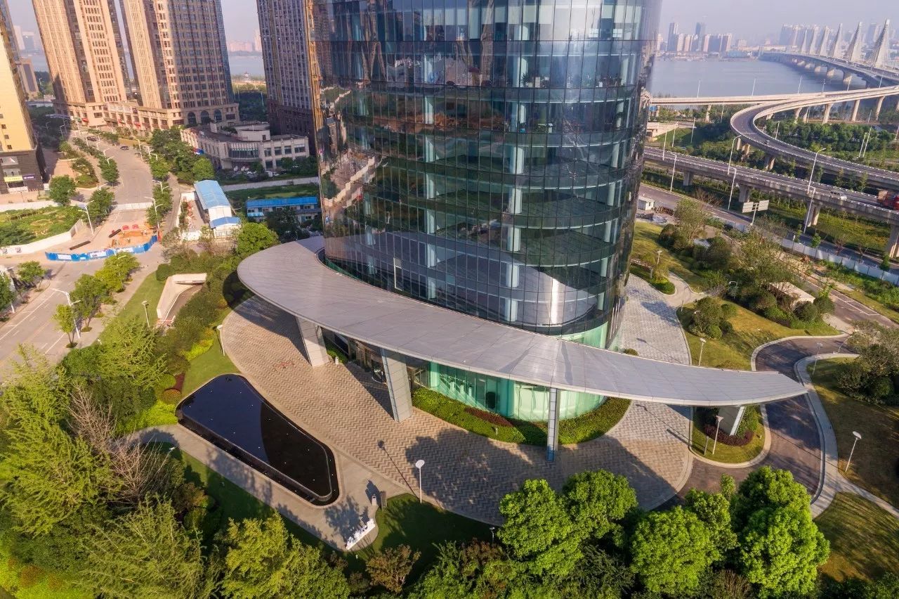 南昌新力中心塔楼直接落地，，，无裙房