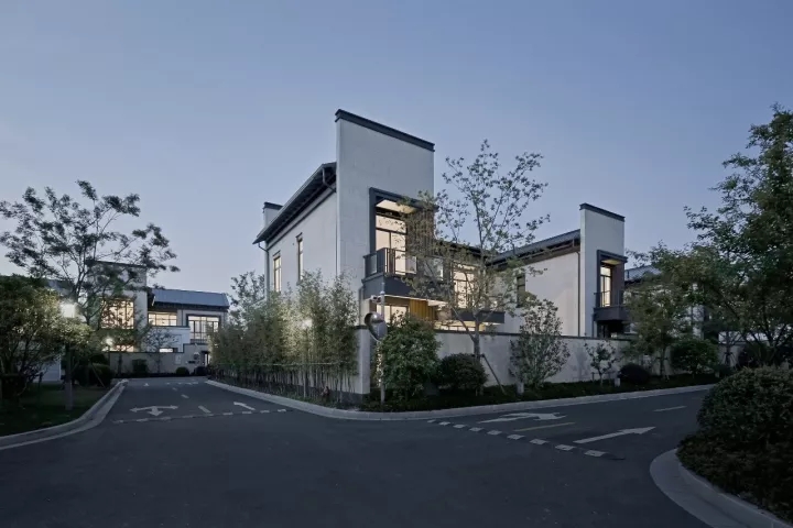院内景观对公共区域可见，，，，，但并不滋扰使用者的私密需求