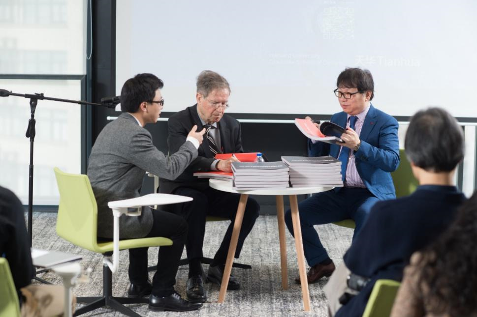 哈佛布斯克茨教授、杨丁亮先生与百乐博集团总修建师黄向明现场书籍签发